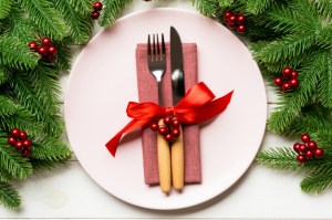 composicion-vacaciones-plato-cubiertos-decorados-abeto-sobre-fondo-madera_79075-4999